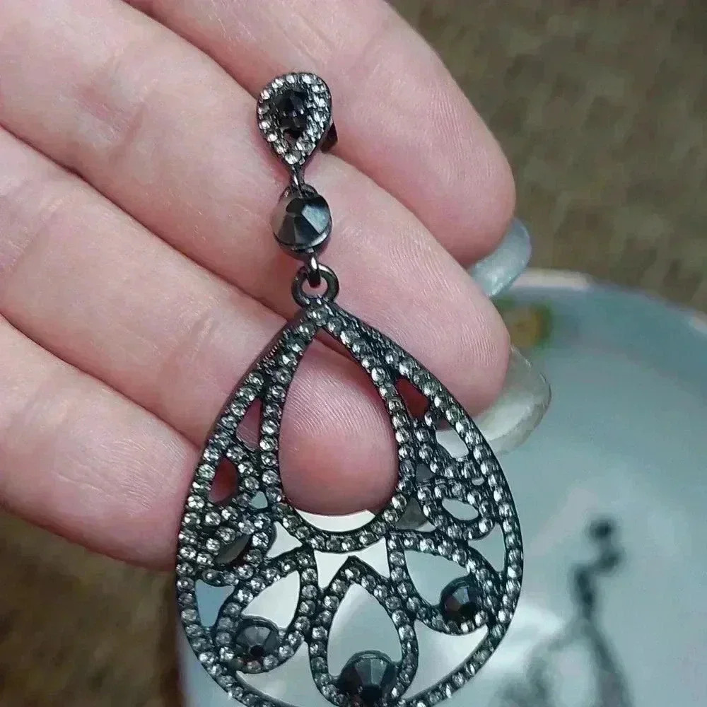 Vintage style earrings. - Picture 2 of 2